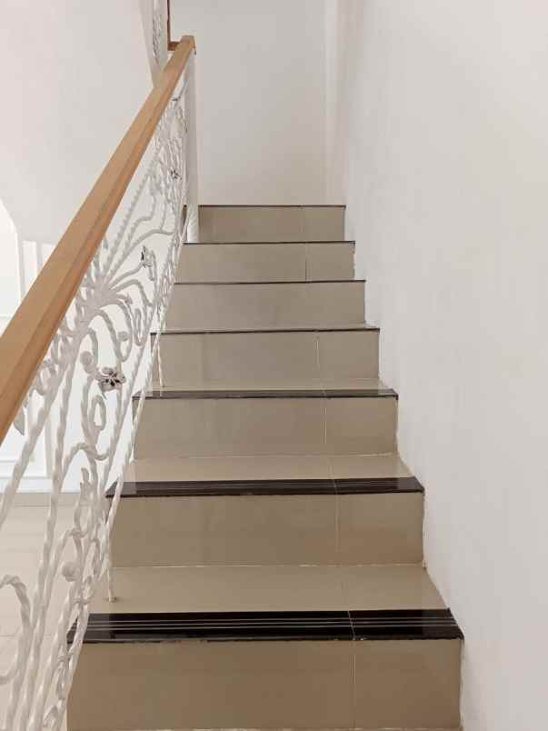 rumah lokasi strategis dijalan