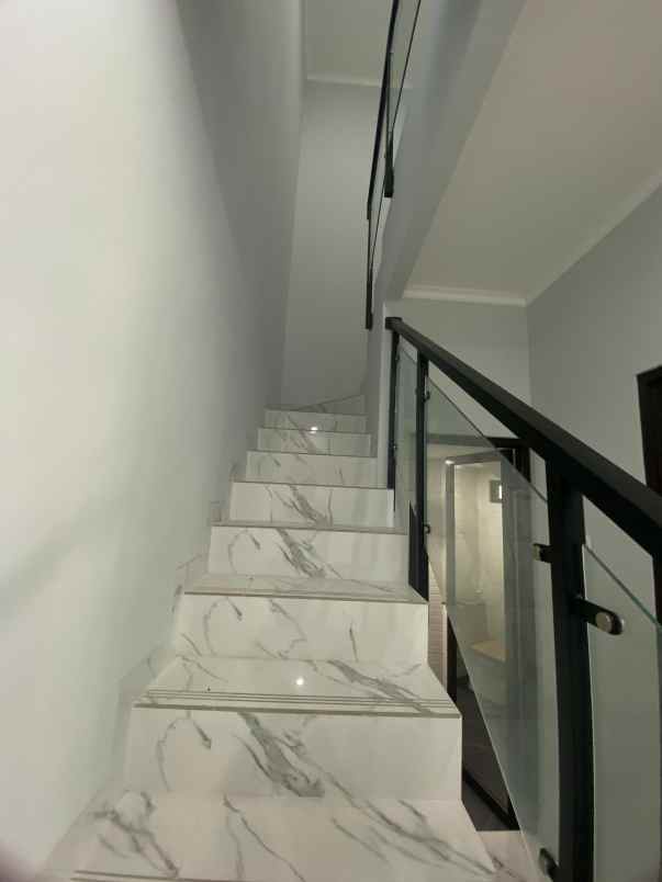 rumah mewah 2 lantai harga 900 jutaan di jatiasih