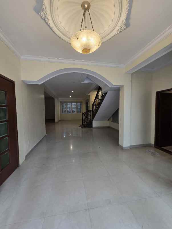 rumah mewah besar lokasi strategis di tebet jaksel