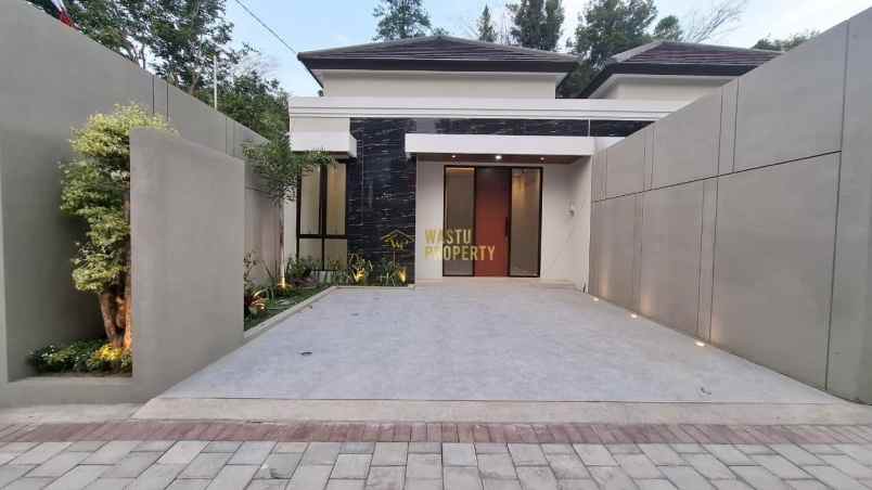 rumah mewah minimalis dekat jalan kaliurang kampus uii