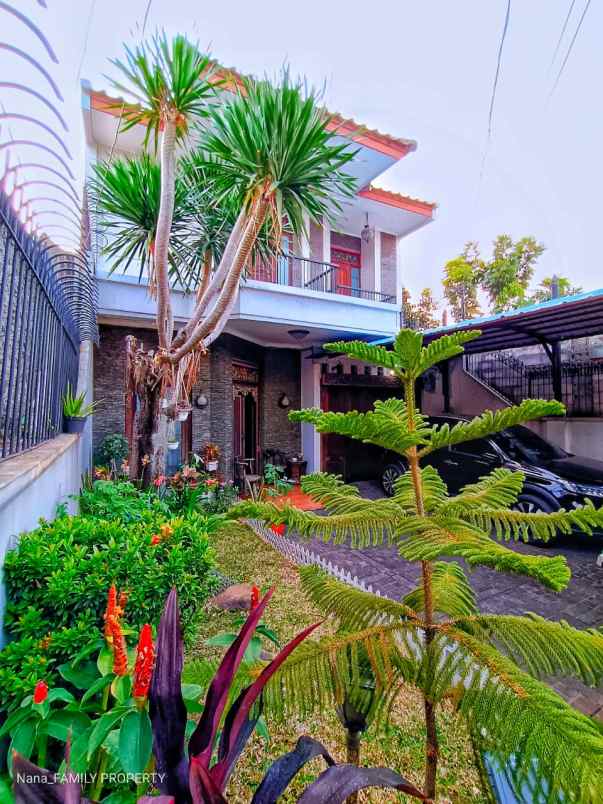 rumah mewah semifurnish siap huni di kebon jeruk