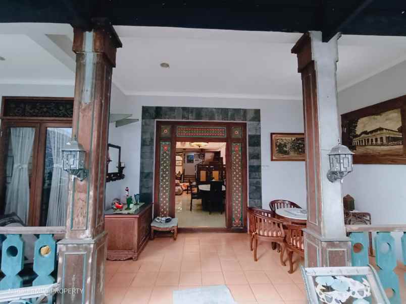 rumah mewah semifurnish siap huni di kebon jeruk