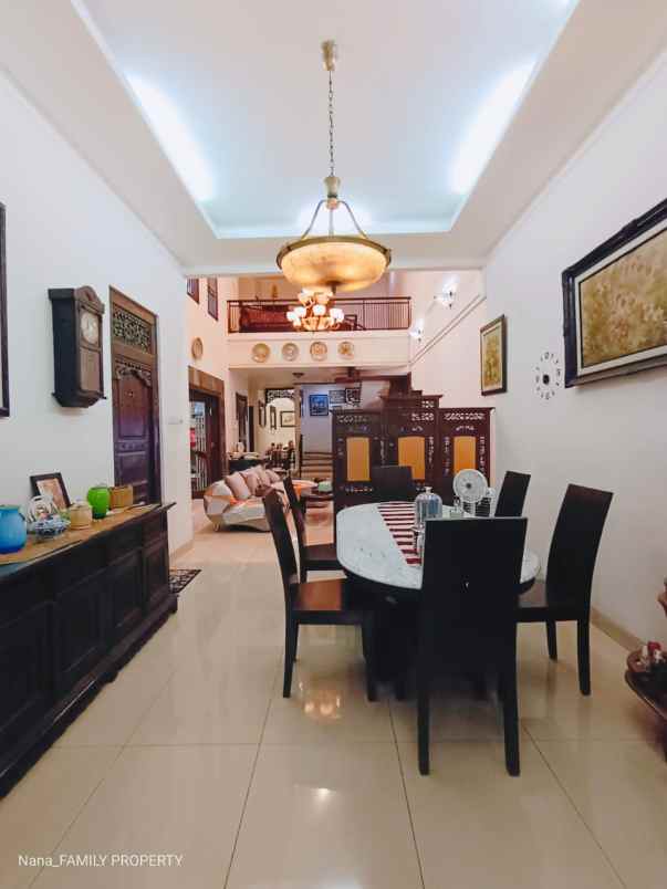 rumah mewah semifurnish siap huni di kebon jeruk