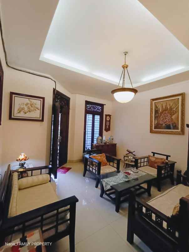 rumah mewah semifurnish siap huni di kebon jeruk