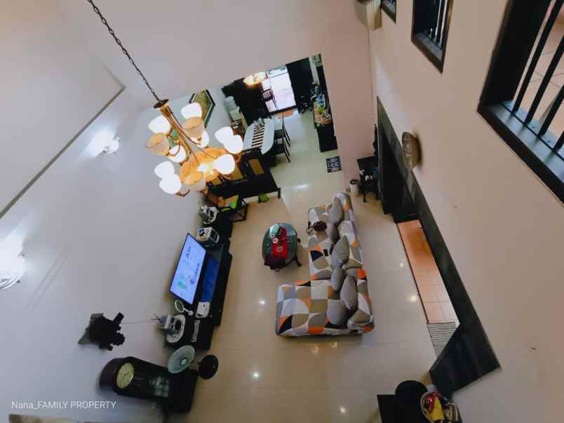 rumah mewah semifurnish siap huni di kebon jeruk