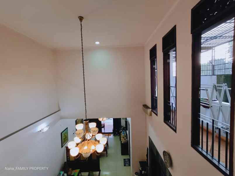 rumah mewah semifurnish siap huni di kebon jeruk