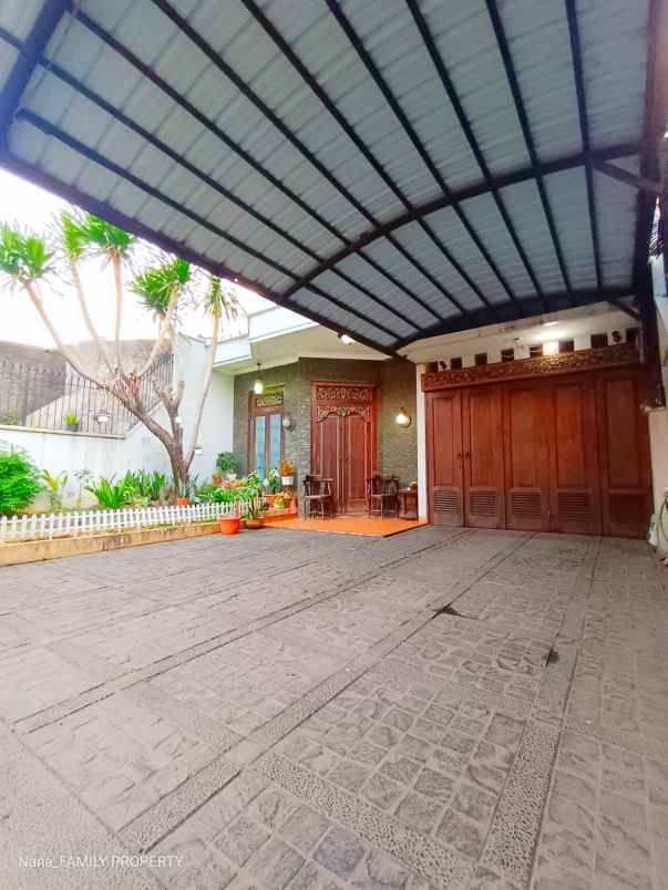 rumah mewah semifurnish siap huni di kebon jeruk