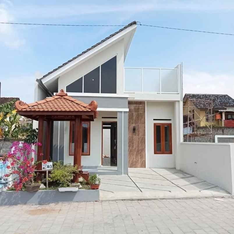 rumah modern dengan rooftop dalam perumahan di sleman