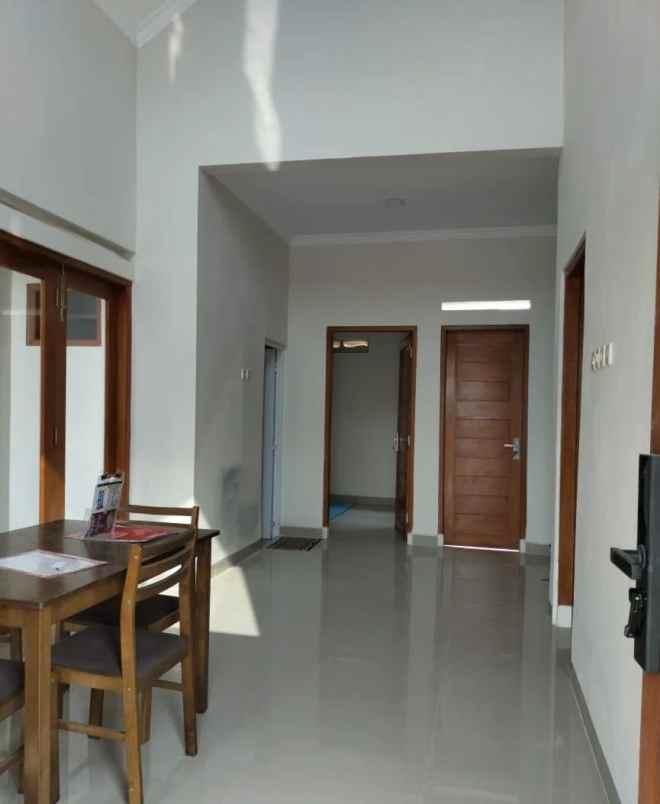 rumah modern dengan rooftop dalam perumahan di sleman