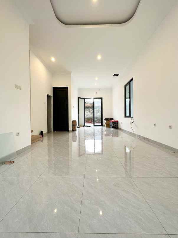 rumah neo klasik di jatibening bekasi 5 kamar