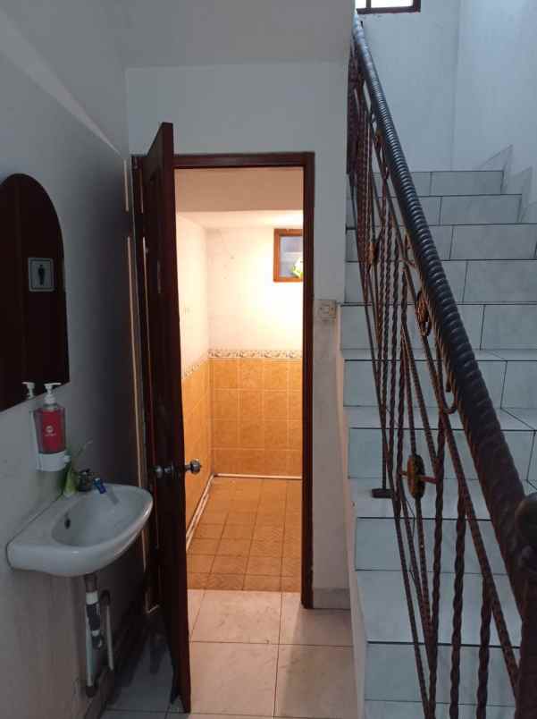 rumah siap huni 2 lantai 2 9 milyar di bekasi selatan