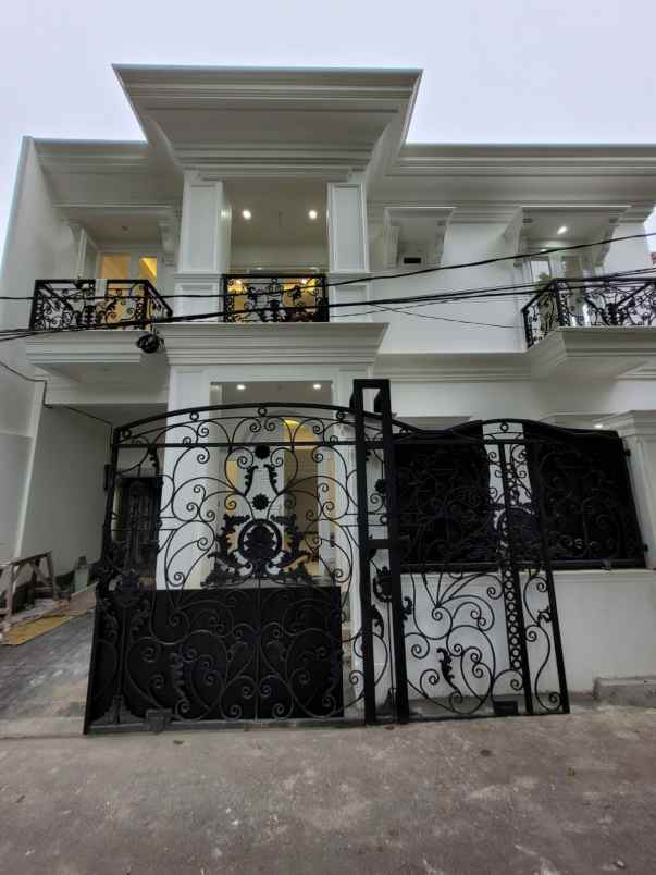 Rumah Baru 2 Lantai Design Classic Di Tebet Jakarta Selatan