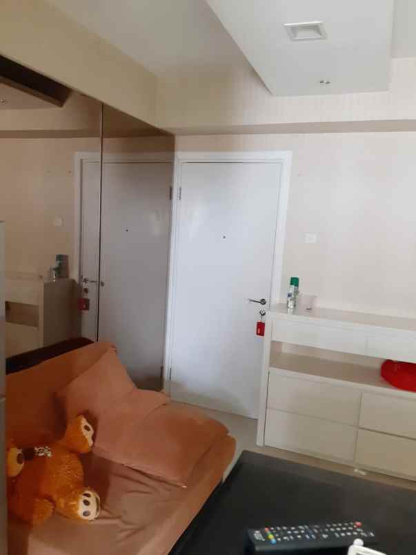sewa apartemen 2 kamar furnish di green pramuka city
