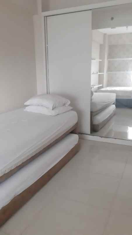 sewa apartemen 2 kamar furnish di green pramuka city