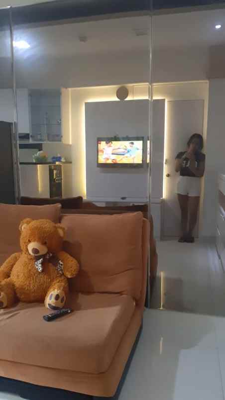 sewa apartemen 2 kamar furnish di green pramuka city