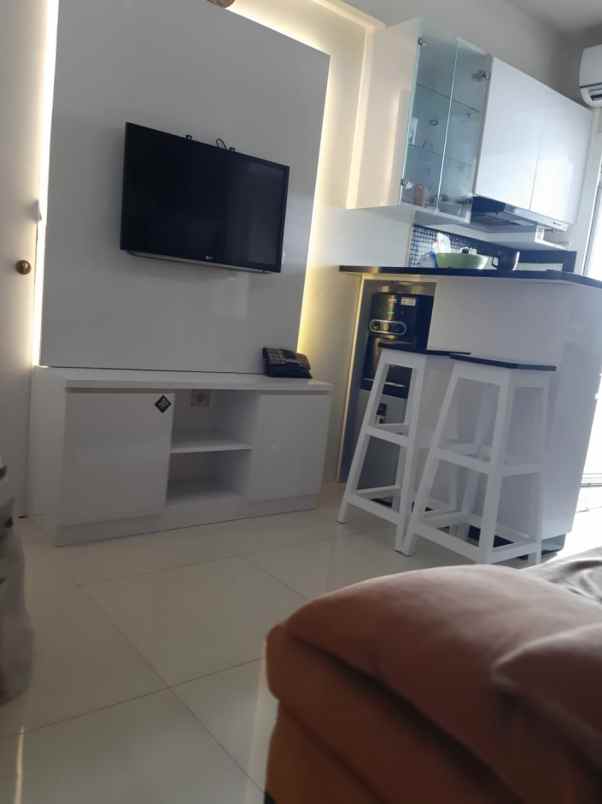 sewa apartemen 2 kamar furnish di green pramuka city