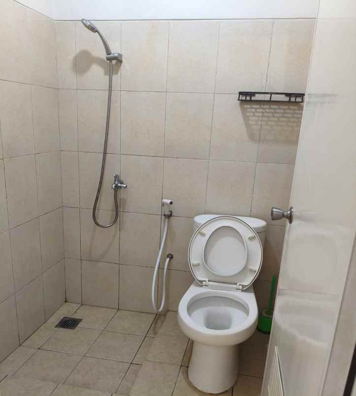 sewa rumah di summarecon emerald karawang