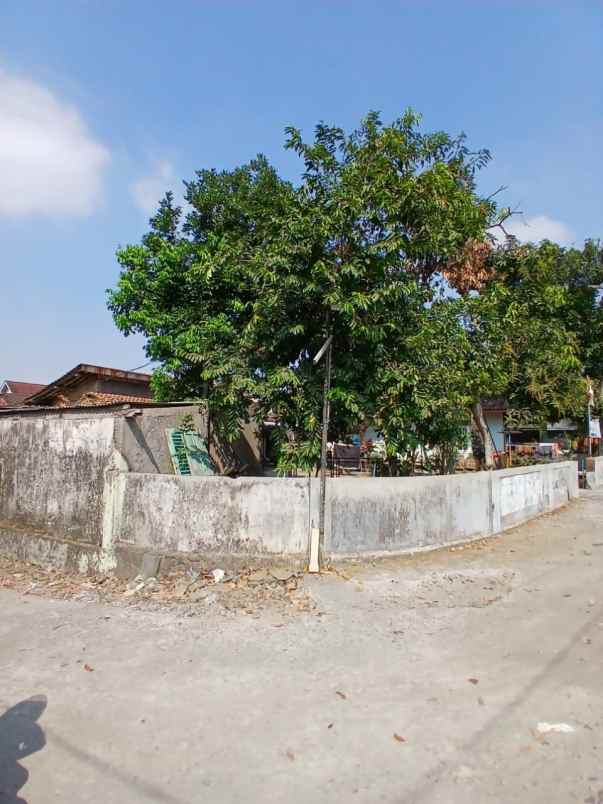 tanah luas kecil di karanganyar krapyak utara sd model