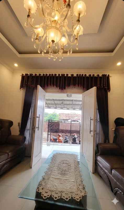 dijual rukam mewah dan luas di kawasan gunung putri