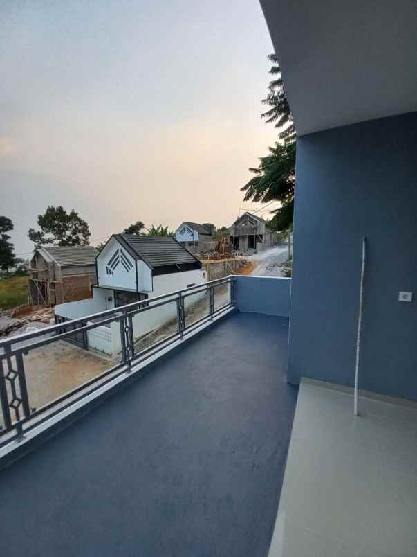 dijual rumah 2 lantai di jatihandap atas