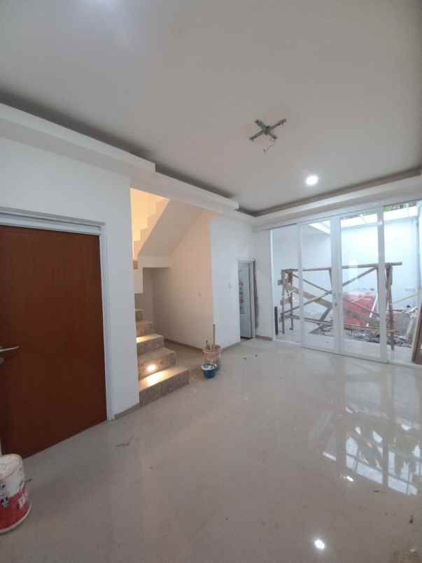 dijual rumah 2 lantai di jatihandap atas