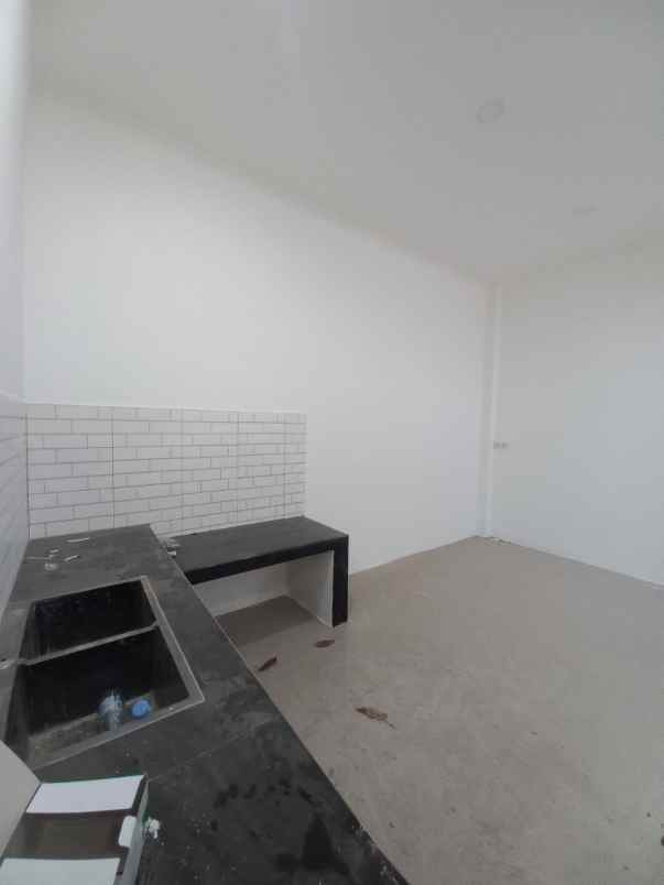 dijual rumah 2 lantai di jatihandap atas