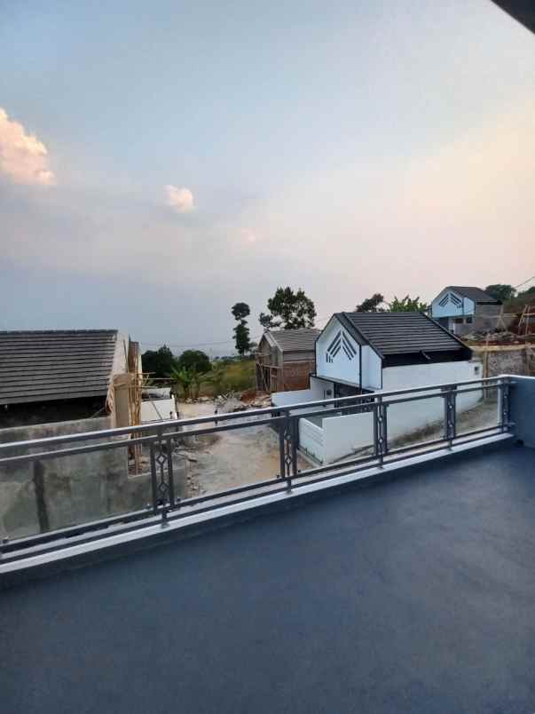 dijual rumah 2 lantai di jatihandap atas