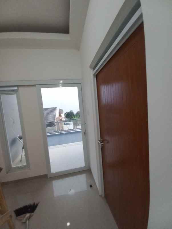 dijual rumah 2 lantai di jatihandap atas