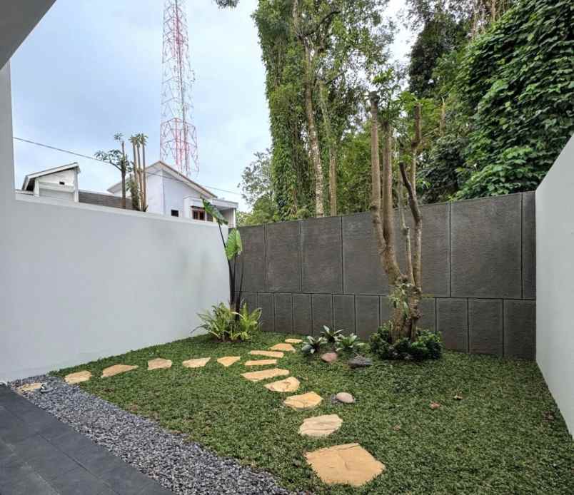 dijual rumah 2 lantai siap huni jakal km 13