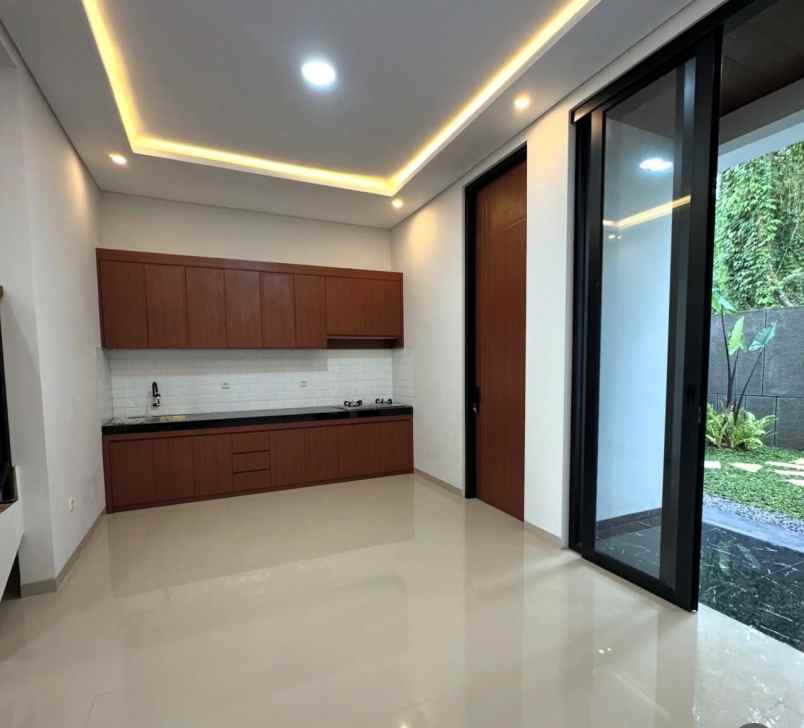 dijual rumah 2 lantai siap huni jakal km 13