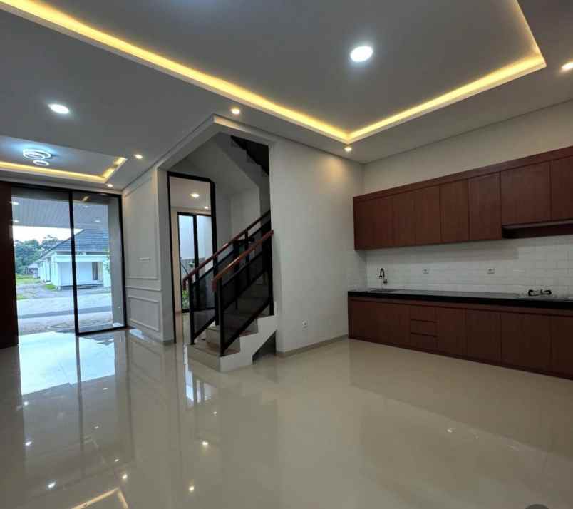dijual rumah 2 lantai siap huni jakal km 13