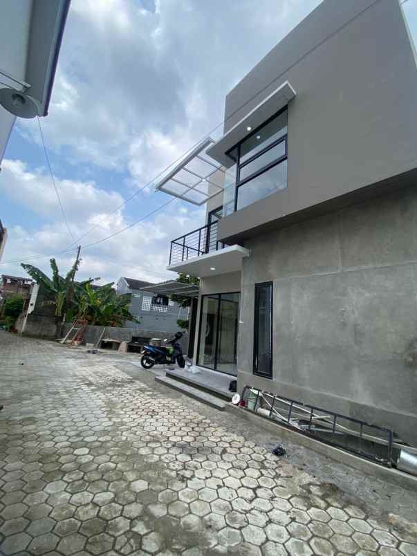 dijual rumah 300 meter pasar potorono