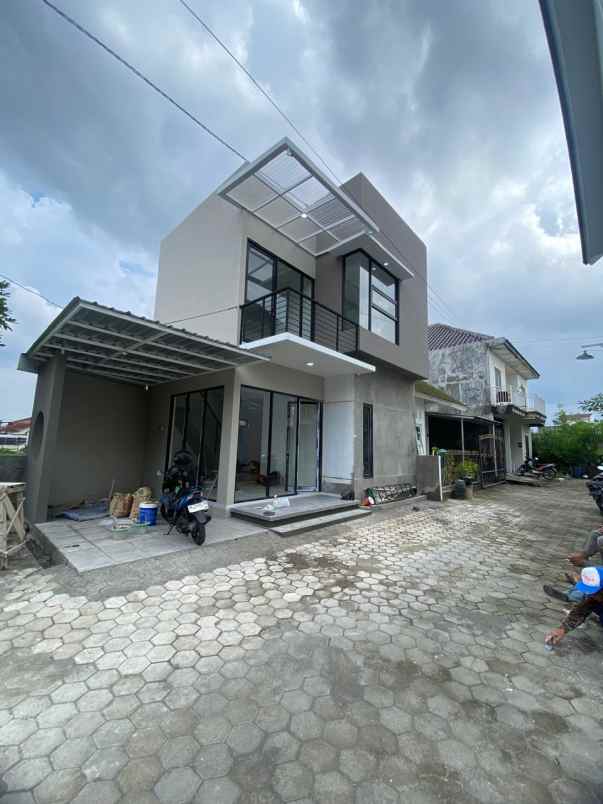 dijual rumah 300 meter pasar potorono