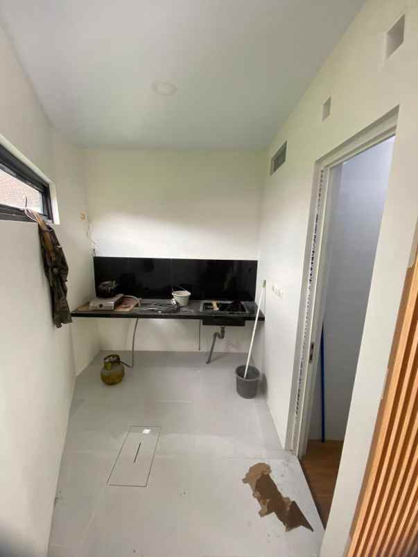 dijual rumah 300 meter pasar potorono