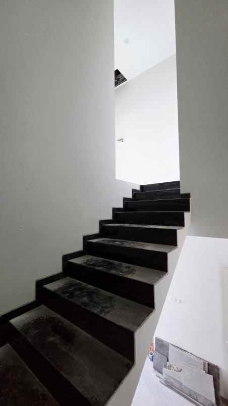 dijual rumah araya 2