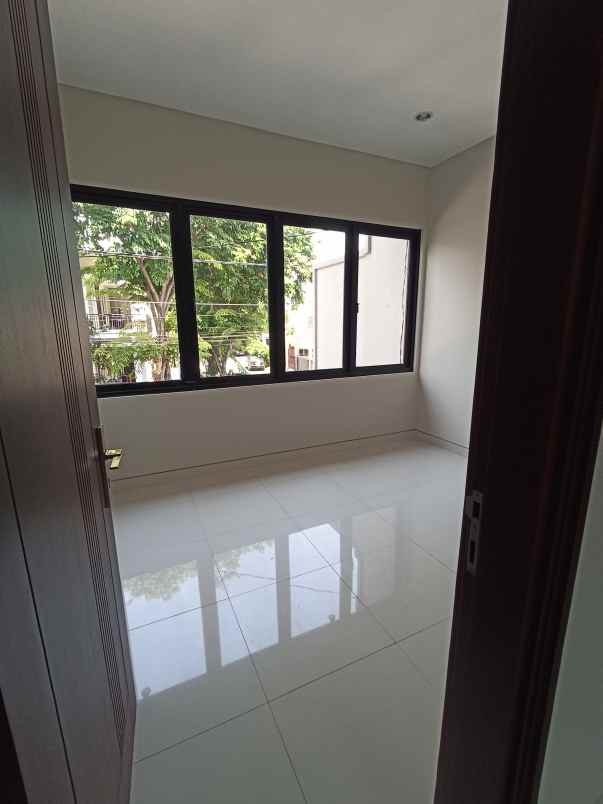 dijual rumah araya