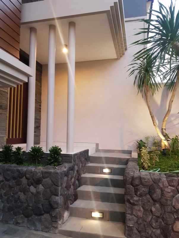 dijual rumah araya