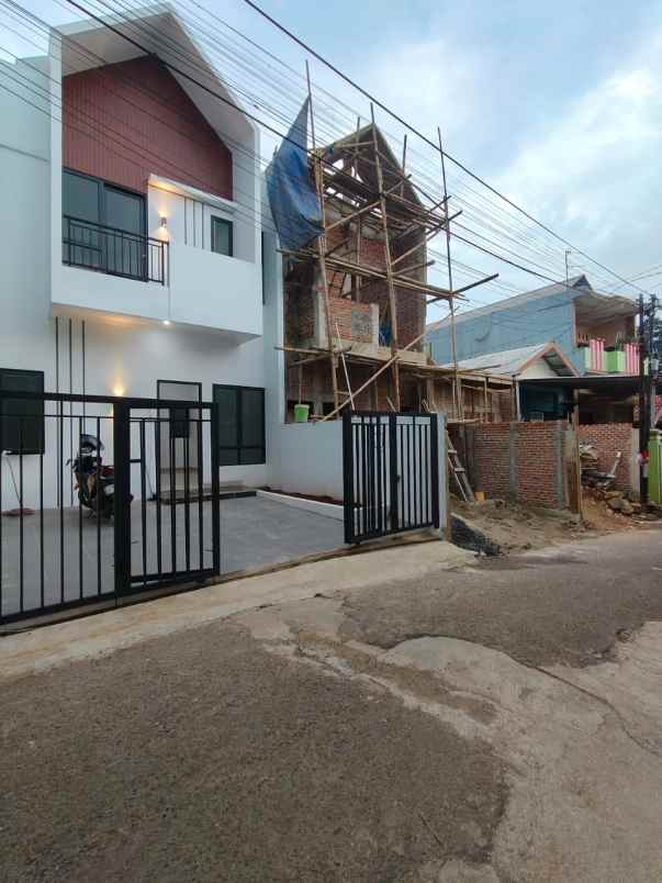 dijual rumah baru 2 lantai di cijantung jakarta timur