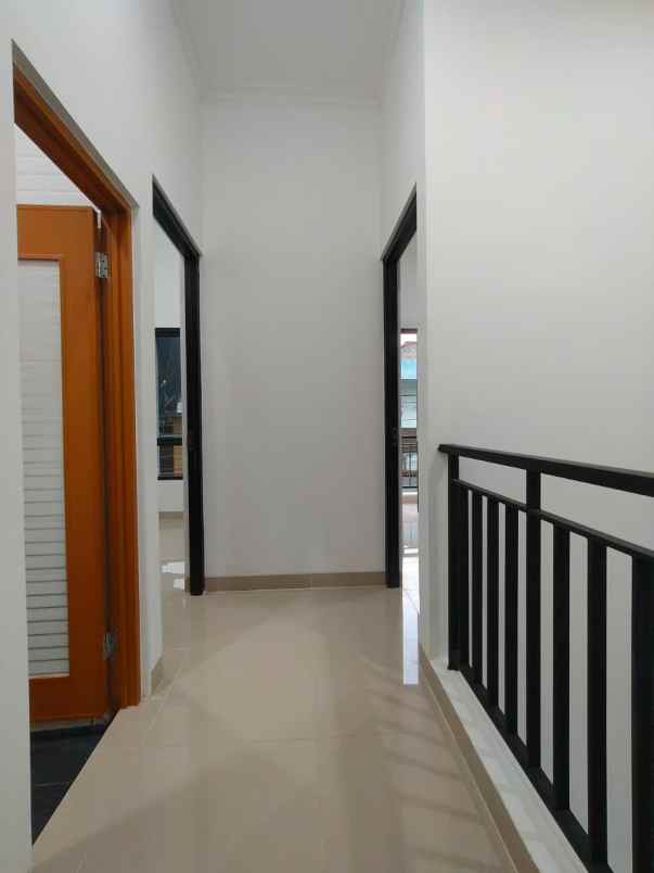 dijual rumah baru 2 lantai di cijantung jakarta timur