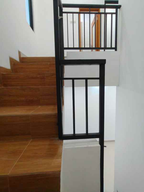 dijual rumah baru 2 lantai di cijantung jakarta timur