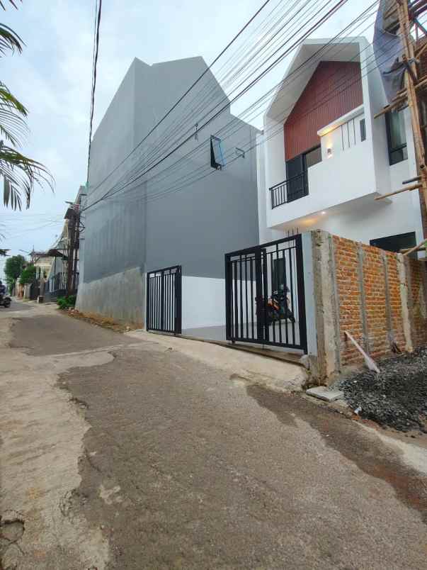 dijual rumah baru 2 lantai di cijantung jakarta timur