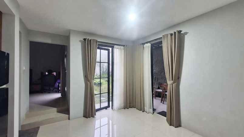 dijual rumah bukit pakar timur dago