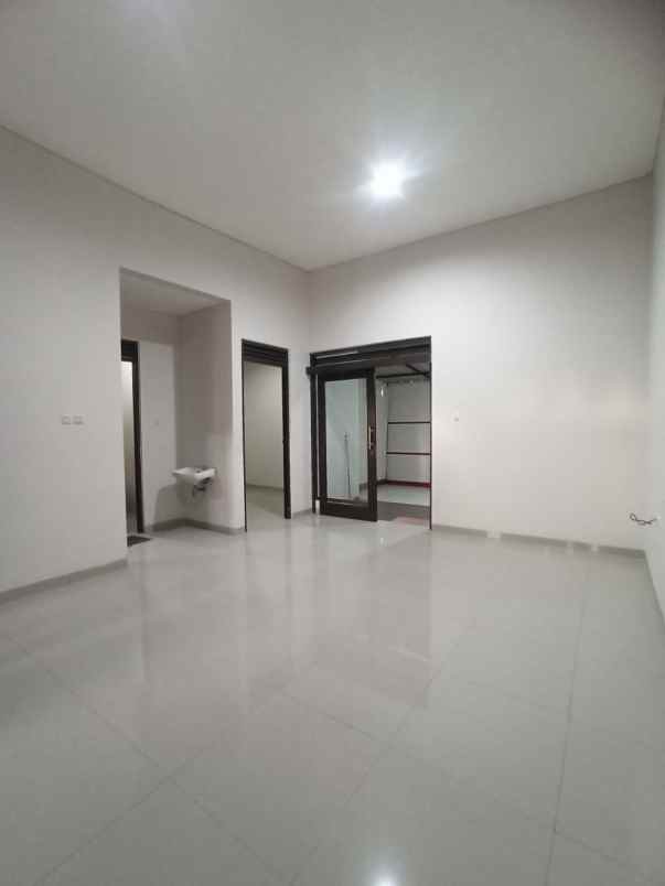 dijual rumah cipamokolan