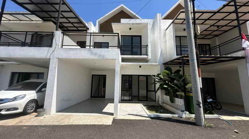 dijual rumah cipamokolan