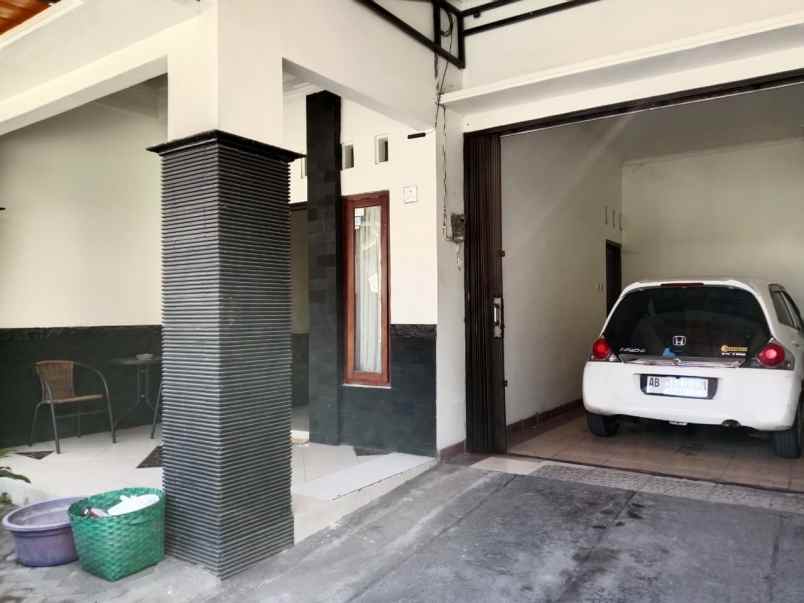 dijual rumah dekat kampus upn