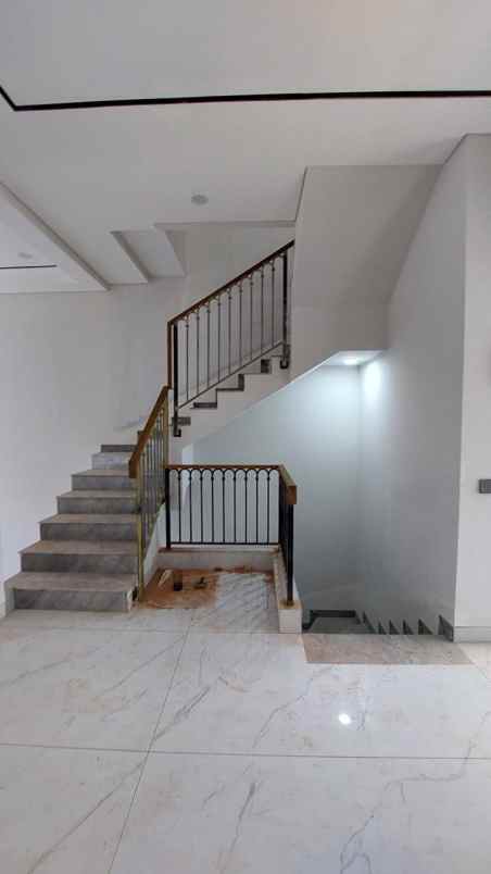 dijual rumah dharmahusada indah