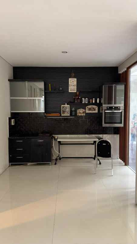 dijual rumah di citraland surabaya barat