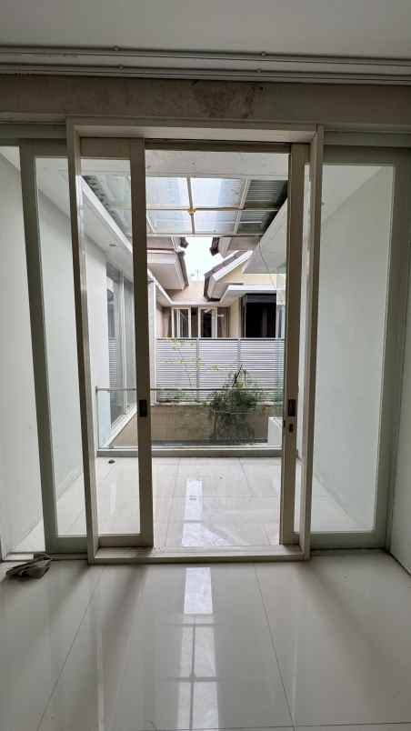 dijual rumah di citraland surabaya barat