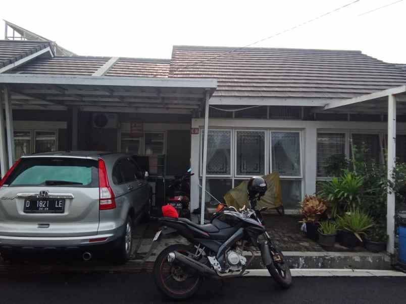 dijual rumah di komplek antapani