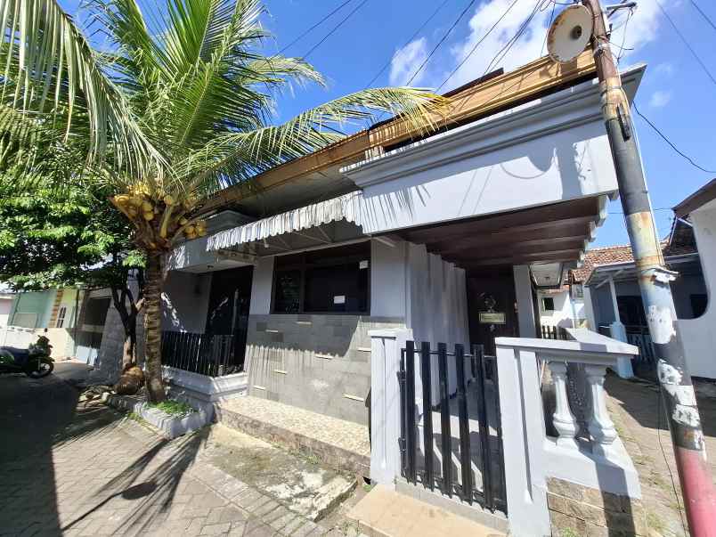 dijual rumah di pusat kota jember jl kenanga